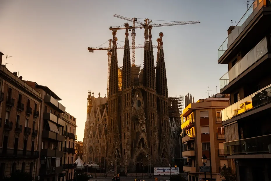 La Sagrada Familia batte ogni record: il segreto architettonico che l’ha resa la chiesa più alta del mondo