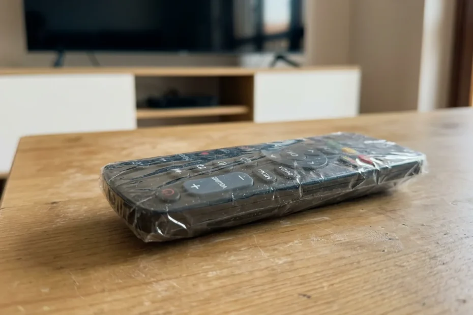 Telecomando sempre nuovo con un solo gesto: il trucco della pellicola che nessuno ti aveva spiegato